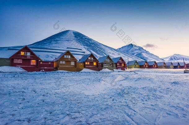 斯匹次卑尔根龙年边山斯瓦尔巴北冰洋冬季极夜景观的城市景观