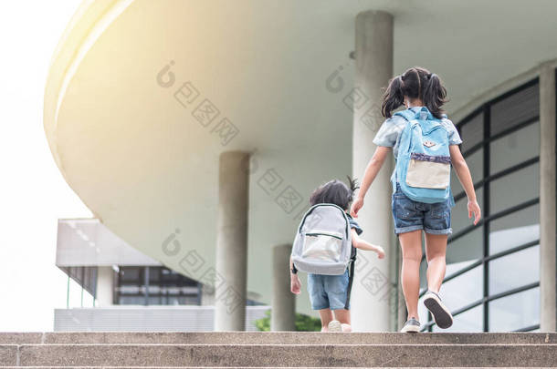 与女童（小<strong>学生</strong>）<strong>一起</strong>带着背包回到学校教育的概念，第一天就跑去上课，愉快地走上楼梯间