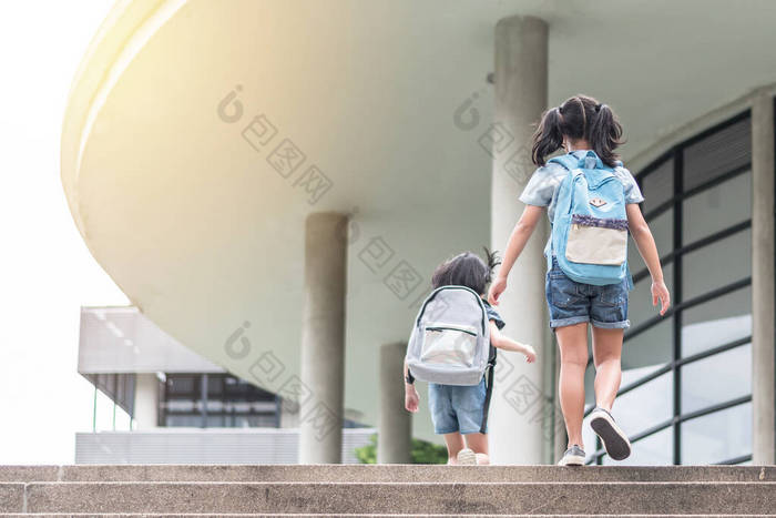 与女童（小学生）一起带着背包回到学校教育的概念，第一天就跑去上课，愉快地走上楼梯间