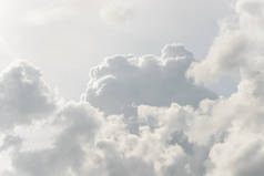 白色的蓬松的云彩。自然景观的抽象背景.天气变化的背景。天空中乌云密布.