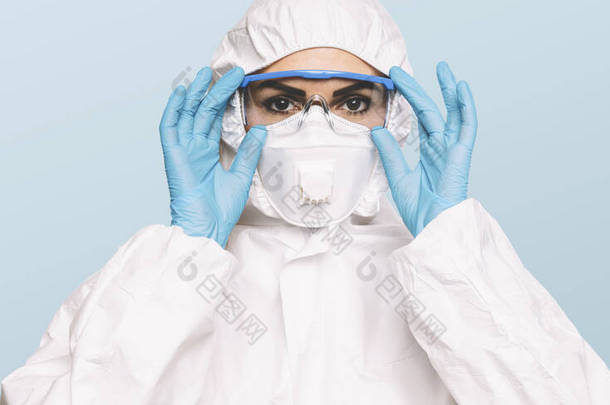 女医生或护士戴乳胶<strong>防护</strong>手套，戴医用<strong>防护</strong>面罩和眼镜。Coronavirus COVID-19的保护.