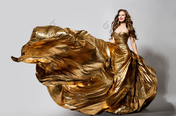 穿着金色衣服的女人乘风飞翔，快乐美丽的女士在闪耀的<strong>金银花</strong>中闪耀