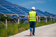 专业服务人员测量太阳能发电厂的操作和维修效率.