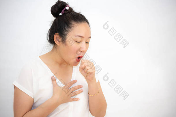 一个亚洲女人咳嗽和打喷嚏的图片，原因是她脖子上的细菌感染，背景是白色的