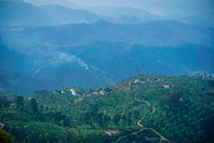 从上方俯瞰斯里兰卡的青山、小径、烟雾和村庄