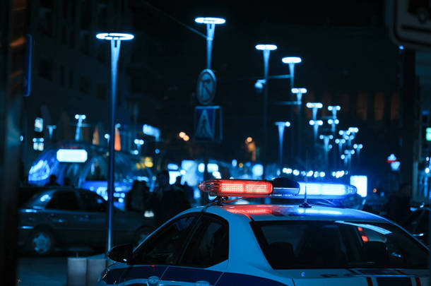 警察车在夜间行驶