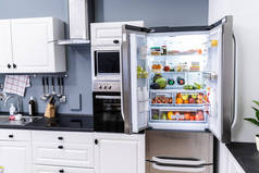 打开装有食物的冰箱或冰箱门