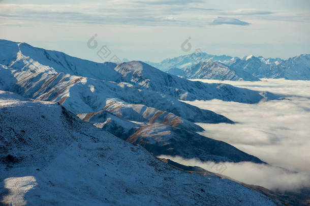 新西兰蓝天背景<strong>雪山山脉</strong>景观全景.