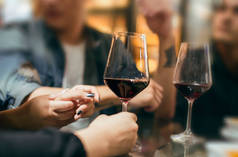 食物和饮料，红酒和友好的，在酒吧或餐馆里