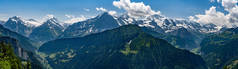 瑞士，关于Eiger 、 Monch 、 Jungfraujoch和周围绿色阿尔卑斯山的全景