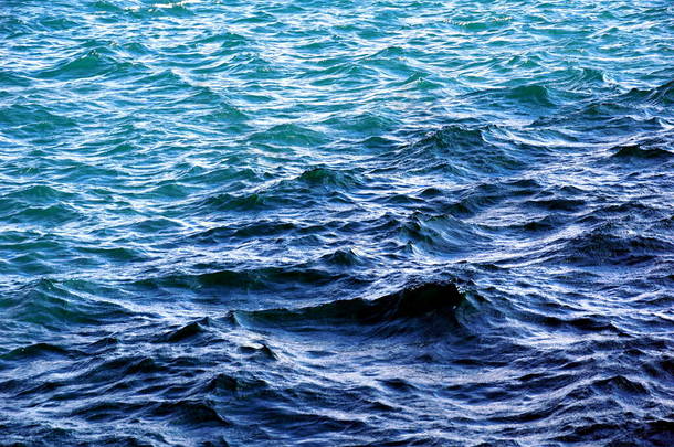 蓝色背景，有波浪形、闪光和波纹的海面水，蓝<strong>绿</strong>色<strong>色调</strong>