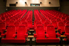 空荡荡的电影院里有一排红黑相间的座位空的红色电影院大厅座位，椅子。Perspective view 08.03.2019 Brovary, Ukraine