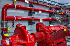 工业消防泵站。可靠和无故障的设备。自动灭火系统控制系统。用于洒水的功率强大的电水泵、阀门和管道.