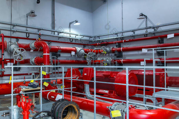 工业消防泵站。可靠和无故障的设备。<strong>自动</strong>灭火<strong>系统</strong>控制<strong>系统</strong>。用于洒水的功率强大的电水泵、阀门和管道.