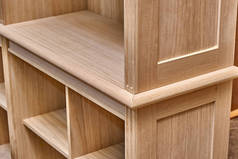 现代细木工。车间中的木制书柜正在生产中.家具制造。四.后续行动