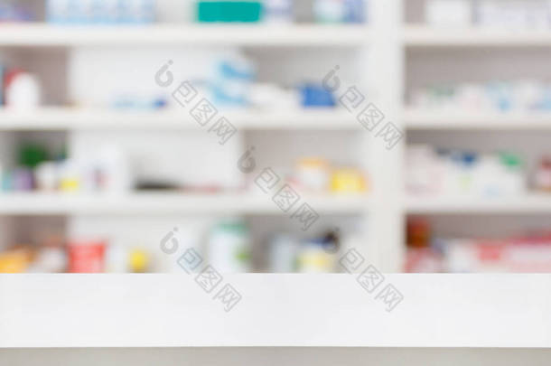 药店柜台桌子上有模糊的抽象背边，架子上有药品和保健品