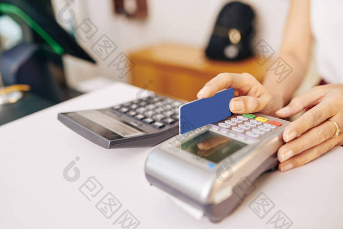 出纳员通过付款终端刷卡图片-包图网企业站