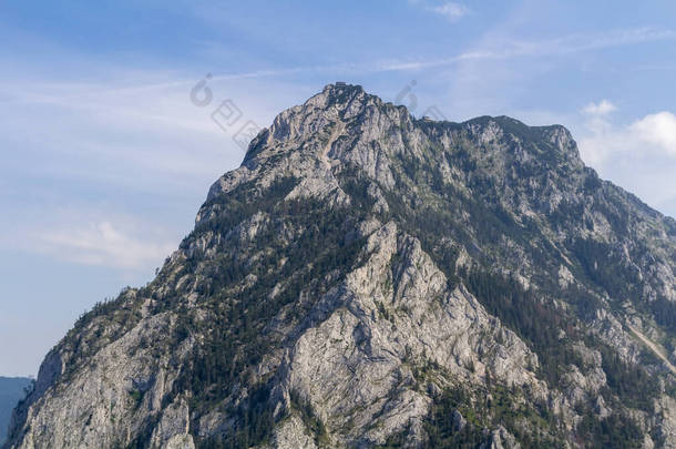 奥地利阿尔卑斯山景观中的山顶特劳恩斯泰因