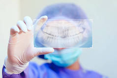 牙科诊所的牙科和保健概念。创新科技下的牙科医生检查牙齿X光片.