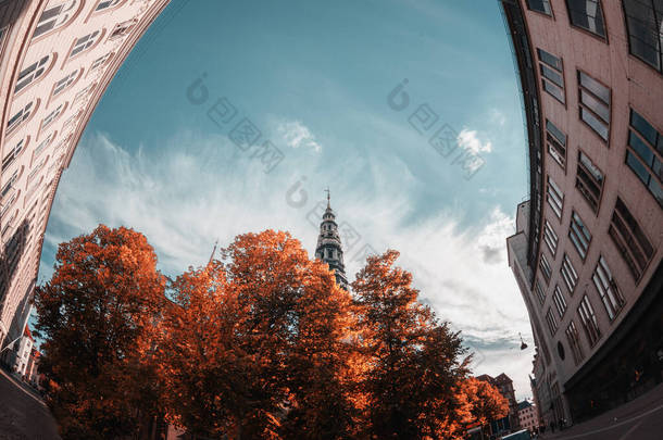 美丽的城市景观，秋天在丹麦哥本哈根。用<strong>广角镜头</strong>拍摄的图像