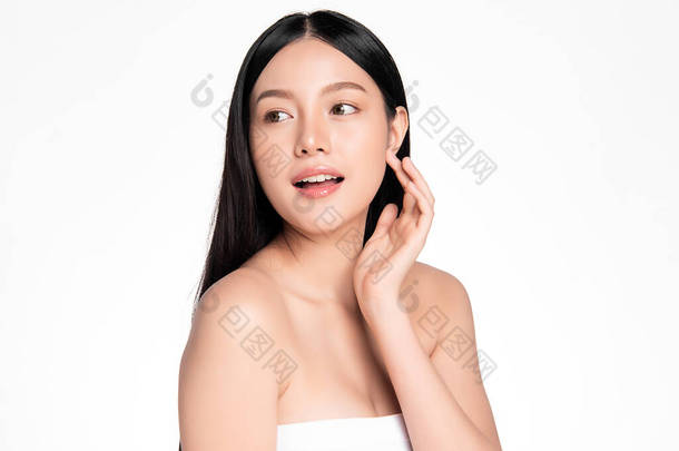 年轻美丽的亚洲女人,皮肤<strong>洁白</strong>,背景<strong>洁白</strong>,面部<strong>护理</strong>,面部治疗.化妆品，美容和温泉。亚洲妇女肖像