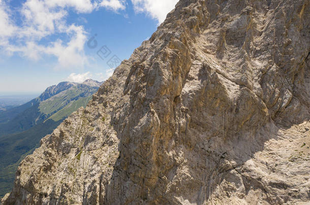 意大利萨萨索罗阿勃鲁佐山区科诺壮丽山体的岩石激励的鸟瞰图