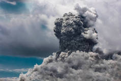 灰蒙蒙的火山烟雾中升起的云彩。结构或背景
