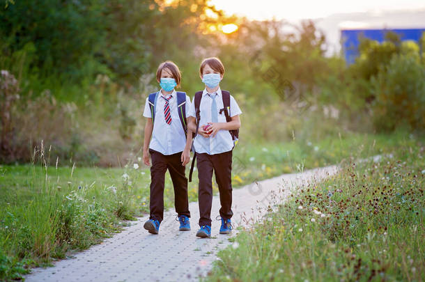 学生，戴着口罩的男孩，<strong>暑假</strong>后返回学校，<strong>孩子</strong>们上学