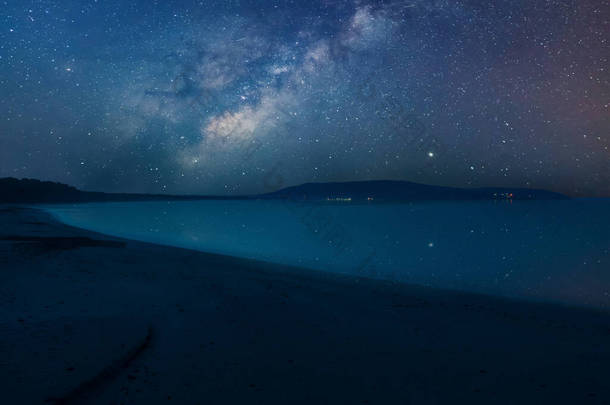 湖面上倒映着银河般的夜景