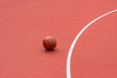 橙色篮球运动在体育馆操场上的褐色场地.街头篮球概念