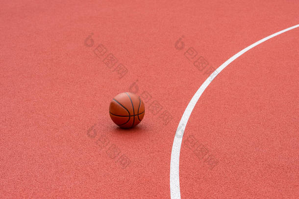 橙色篮球运动在体育馆操场上的褐色场地.街头篮球概念