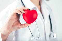 医生举行并展示红心。捐赠慈善器官捐献者与世界心脏健康日的理念.