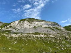位于瑞士奥瓦尔德州梅尔恰塔尔的Chli Haupt Murmelchopf山顶以下的阿尔卑斯山岩板块Leiteren和Aa Alp高原上空（Kanton Obwalden, Schweiz）)
