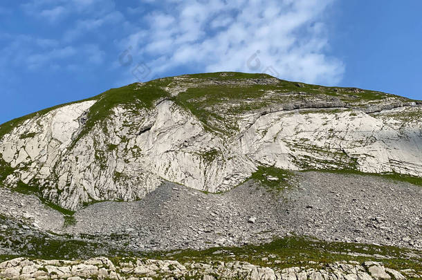 位于瑞士奥瓦尔德州梅尔恰塔尔的Chli Haupt Murmelchopf山顶以下的阿尔卑斯山岩<strong>板块</strong>Leiteren和Aa Alp高原上空（Kanton Obwalden, Schweiz）)