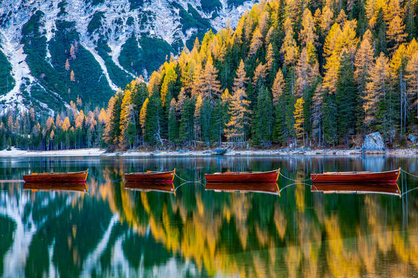 <strong>意大利</strong>苏蒂罗尔Dolomites<strong>山区</strong>的Lago di Braies