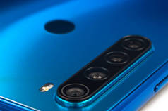 蓝色现代智能手机多摄像机镜头和指纹扫描仪的特写.