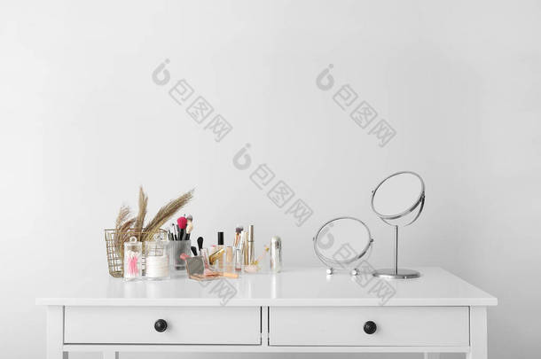 梳妆台上的一套装饰化妆品和镜子