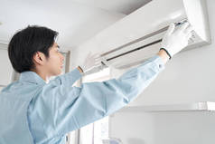 一位安装家用空调的日本男性电工