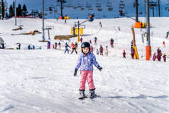 年轻快乐的滑雪者女孩学习如何在绿色滑雪场上滑雪。波兰Tatry Bialka Tatrzanska滑雪者在滑雪坡上玩得开心