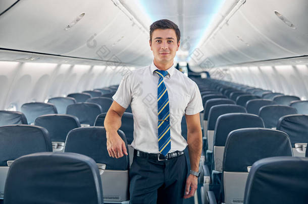 站在空荡荡的商业飞机上的年轻人