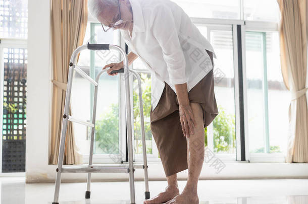 亚洲老年妇女膝关节疼痛，女性患者膝盖骨疼痛，关节炎，膝关节骨关节炎，老年人用手触摸膝头，膝盖骨疼痛，身体受伤的概念