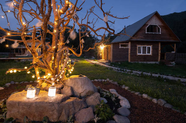 林立的房子，美丽的树，夜间<strong>灯火通明</strong>，山庄度假胜地