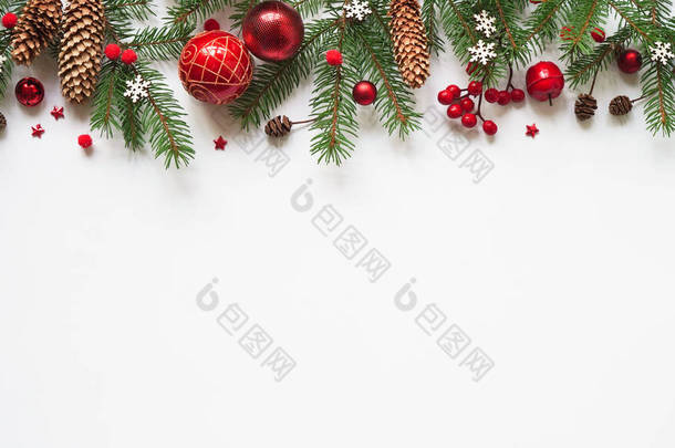 圣诞或新年背景，白色背景的圣诞装饰红球、球果、雪花和冷杉枝条的简单构图，平坦的布局，空白的问候语空间，复制的种子.