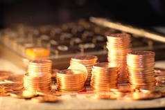 将黑色背景的硬币、堆叠在一起的硬币以及金融和银行概念的广告硬币合并在一起