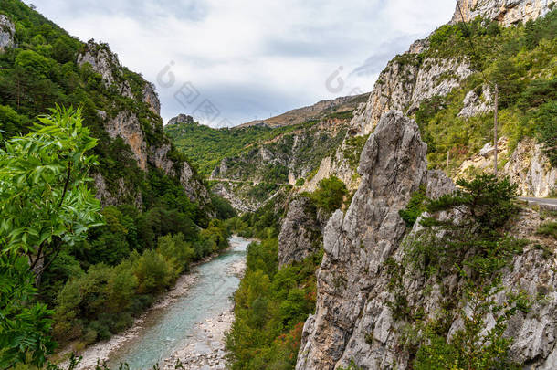 法国普罗旺斯，弗尔顿河，弗尔顿河，弗尔顿河，弗尔顿河，这是著名的峡谷景观，绿绿色的河流蜿蜒曲折，石灰岩高耸