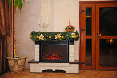 里面的炉火是用新年装饰品和烛台装饰的。萤火虫圣诞
