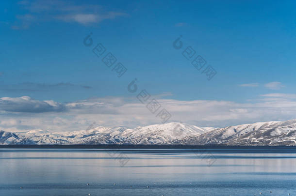 山湖区雪景秀丽，湖山雪景秀丽。亚美尼亚、塞万湖