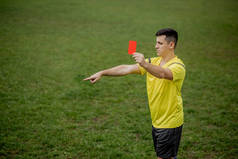 愤怒的足球裁判出示红牌，用手尖着点球.