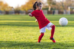 女孩在足球场上踢足球