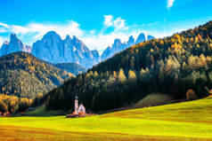 美丽的白云石风景和拉努伊教堂的圣约翰教堂。地点：Santa Maddalena village, Val di Funes, Trentino-Alto Adige, Dolomites, Italy